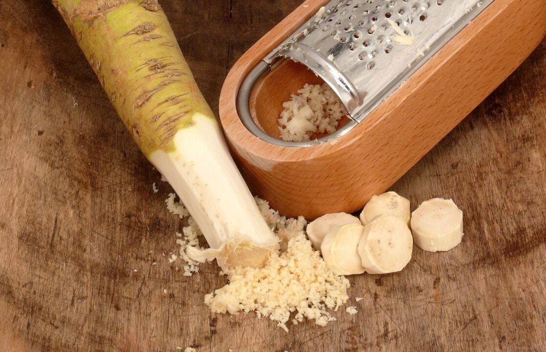 Geraspte mierikswortelwortel voor het bereiden van een medicinale rub voor lumbale osteochondrose